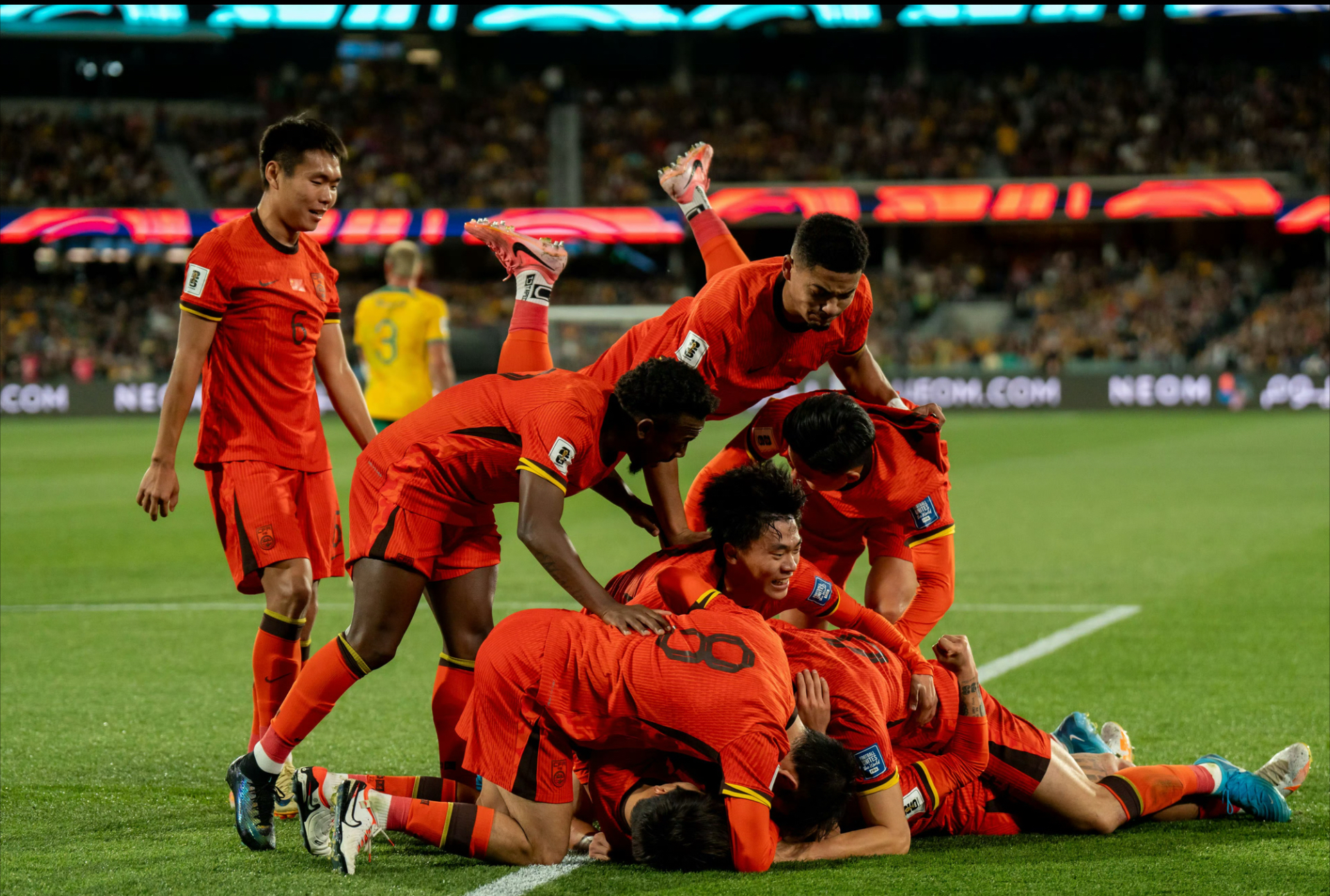 雷速官网-足球比赛中球员奋勇争夺，用实力谋取胜利