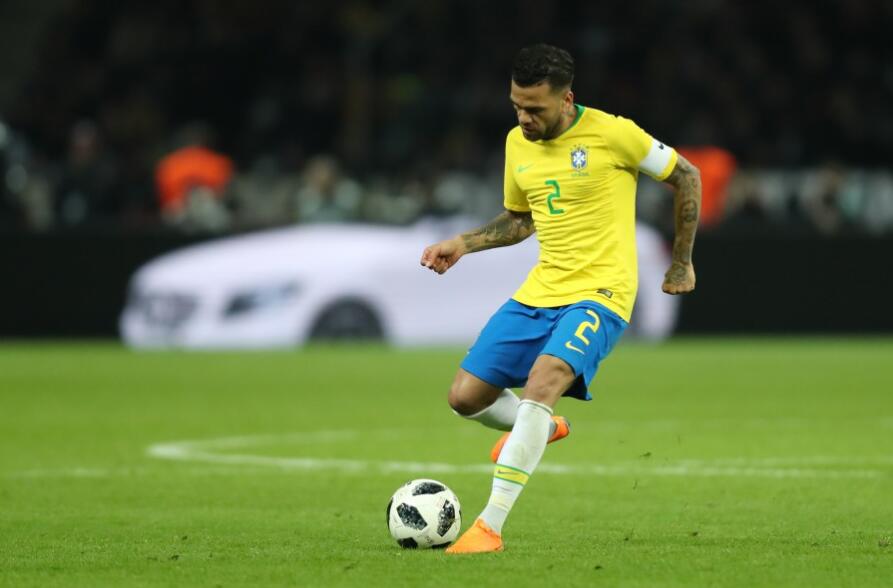 巴西队长宣布退役，球迷为其送别并祝福未来