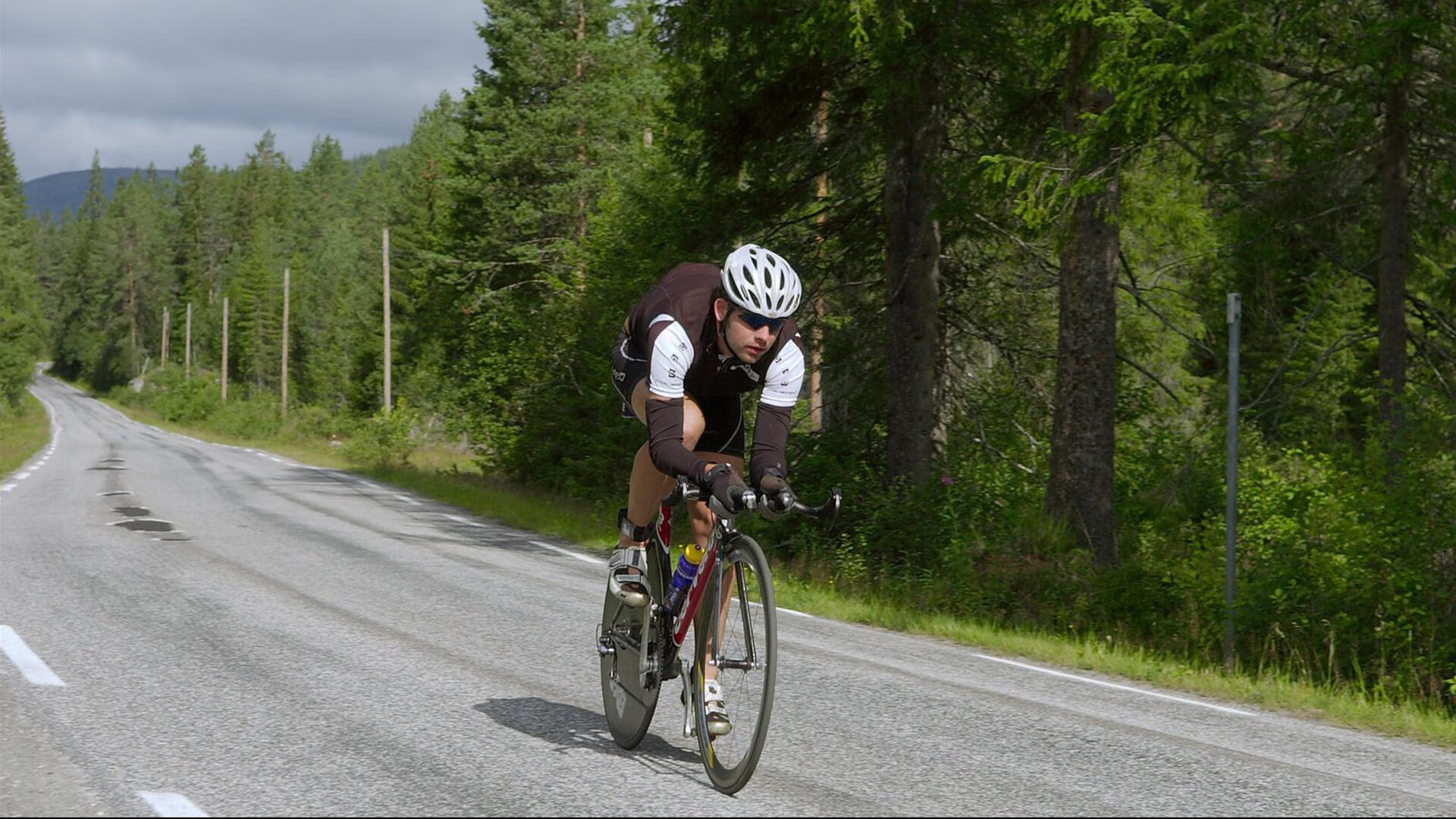 赛道烽烟,阿斯顿马丁鏖战红牛,诺里斯刷新纪录之夜